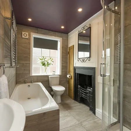 בית נופש Lavender Cottage, *